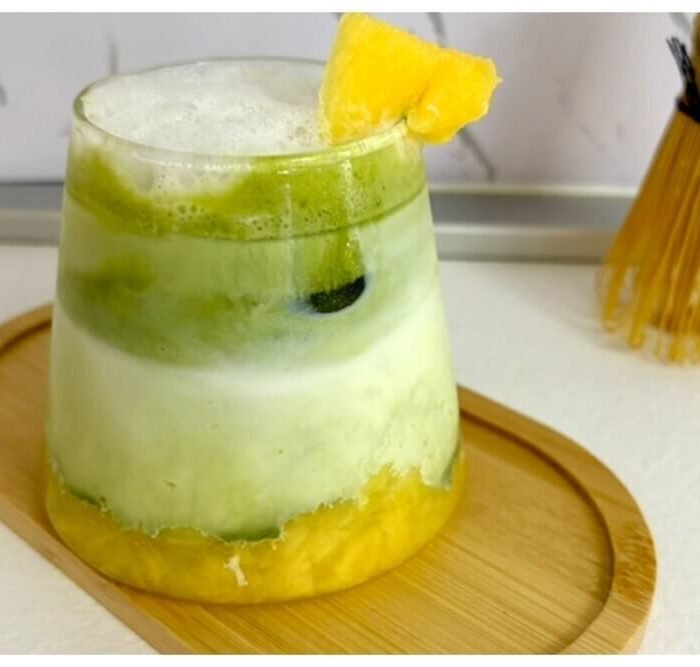 Iced Mango Matcha Latte Recipe (Fresh, Creamy, and Summer-Ready)